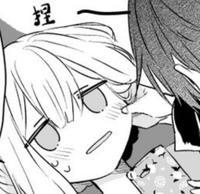 这是一张黑白日系卡通风格的漫画截图，画面中一位浅色头发的女孩脸上挂着泪水，神情委屈巴巴，画面左上角有文字“捏”，暗示女孩刚刚被旁边的深色头发角色捏了一下，整体画面传递出弱小、委屈的情绪，适合用来表达自己被小欺负后难过的心情。