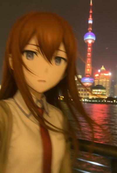 前景是一位红发蓝眼的动漫风格少女，长发随风飘动，身着白色衬衫与红色领带，表情平静。背景为上海夜景，标志性的东方明珠电视塔灯火璀璨，塔身呈现红、蓝、紫色渐变灯光，周围高楼大厦的灯光倒映在江面上，整体画面将二次元角色与现实地标融合，营造出梦幻的跨次元氛围。