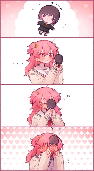 这是一则四格竖版原创二次元漫画，讲述了粉发红眼的少女与黑发Q版小人偶的甜蜜互动：第一格中，黑发小人偶带着疑惑的表情出现；第二格，粉发少女满脸红晕，惊讶又羞涩地捧着小人偶；第三格，少女闭眼将小人偶贴在脸上亲吻，旁边飘出爱心；第四格，少女满脸通红，双手把小人偶按在脸上，背景布满爱心，生动展现了少女心动后极度害羞的甜蜜状态，属于百合向的温馨小场景，没有双关或谐音梗。