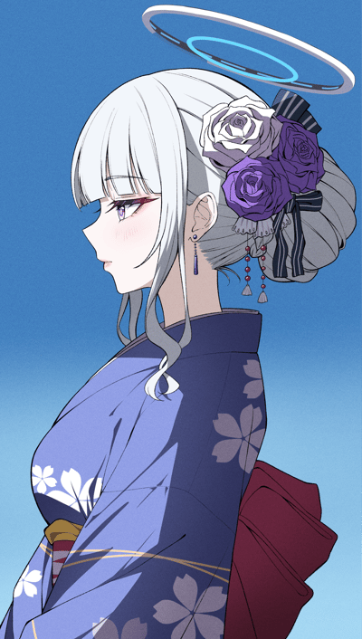 一张动漫风格的插画，描绘了一位身着紫色和服的白发少女。她的头发上装饰着紫色玫瑰花，头顶悬浮着一个蓝色光环，背景是渐变的蓝色天空。少女侧过脸庞，眼神温柔，脸颊泛着淡淡的红晕，整体画面呈现出优雅唯美的氛围。