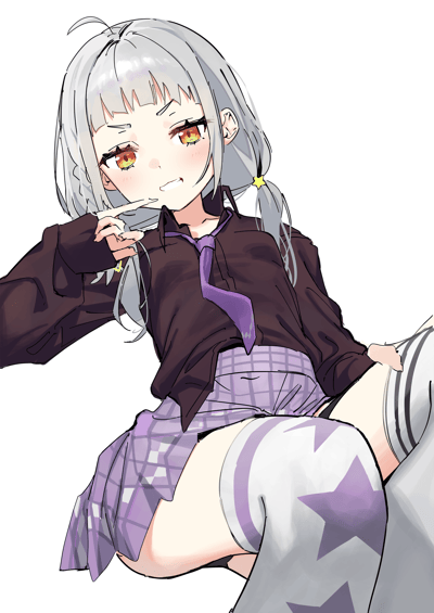 这是一幅原创二次元手绘插画，画面主体是一位银灰色头发的少女，头发扎成低双马尾，用黄色星星发圈固定，额前是利落的齐刘海。她的眼眸是暖色调的渐变色彩，脸上带着调皮又带点小得意的笑意，坐姿状态下单手比出轻抵脸颊的手势。少女身着深棕色长袖上衣，搭配紫色领带、紫色格纹短裙，腿上穿着带有紫色星星图案的过膝袜，整体风格元气又不失酷感，纯白色背景让人物形象更加突出。
