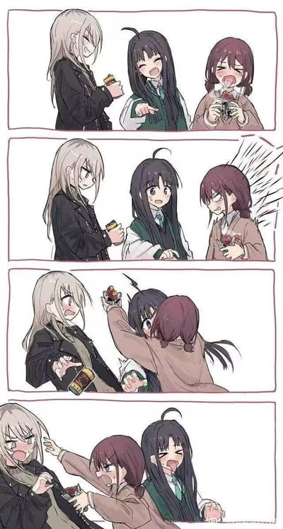 这是一组四格连环卡通漫画，展现了三位女生的搞笑互动日常：
1. 第一格：浅发女生手持零食偷笑，黑发女生指着棕发女生开怀大笑，棕发女生拿着零食一脸嫌弃地吐舌头；
2. 第二格：棕发女生突然面露怒色，浅发女生露出慌张的神情，黑发女生则一脸惊讶；
3. 第三格：棕发女生举起自己的零食要怼向黑发女生，浅发女生的零食不慎掉落，满脸震惊；
4. 第四格：棕发女生失手把零食怼到了浅发女生脸上，浅发女生崩溃，黑发女生在旁笑得更欢。
整个内容是朋友间的搞怪整蛊互动，充满轻松欢乐的日常氛围，没有双关或谐音梗。
