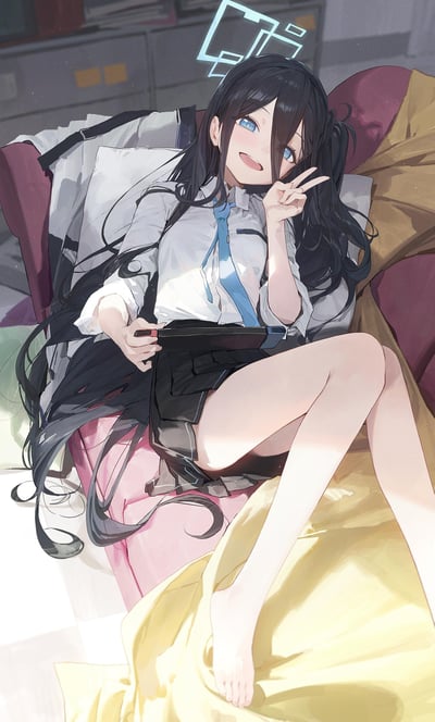 图中是一位黑长直动漫少女，她有着明亮的蓝色眼眸，正惬意地躺在沙发上。少女穿着白色衬衫搭配蓝色领带和黑色短裙，右手比出俏皮的和平手势，嘴角上扬露出开心的笑容。背景中可以看到室内环境和一个发光的蓝色几何图案，整体氛围轻松愉快。