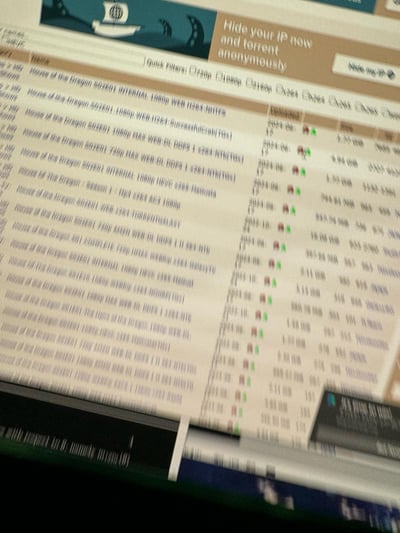 这是一张BT种子下载网站的网页UI屏幕截图，页面核心区域展示了美剧《龙之家族》（House of the Dragon）第二季第一集的多版本BT资源列表，包含1080P、720P等不同分辨率，以及H264、X264等不同编码格式的资源条目，每条资源还标注了发布时间、文件大小、做种/下载人数等信息。页面顶部设有“Hide your IP now and torrent anonymously”（现在隐藏你的IP，匿名进行种子下载）的广告横幅，同时提供720P、1080P、2160P等分辨率及编码格式的快速筛选选项，方便用户定位所需资源。