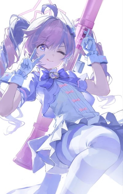图中是游戏《蔚蓝档案》中的角色宇泽玲纱的魔法少女主题形象，她有着粉紫色双马尾，头顶悬浮着粉色星形光环，身穿带有蓝色大蝴蝶结的浅蓝魔法少女制服，搭配白色手套与裤装。她一只手对着镜头比出V字手势，另一只手扶着身后的大型粉色武器，单眼wink，吐着舌头，表情俏皮又元气，整体画面色调柔和明亮，充满二次元少女的可爱感。