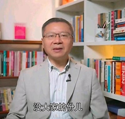 图中是学者张维为坐在摆满书籍的书架前，面向镜头说话，画面下方配有字幕‘没大家的份儿’，直白地传递出某种利益或好处和群体无关的意思，适合用于网络讨论里表达相关观点。无谐音梗或双关含义。