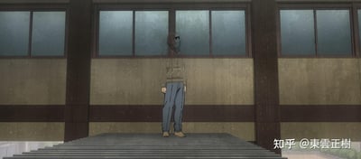动画场景中，一名戴着连帽衫、面罩和墨镜的神秘人物赤脚站在一组台阶上。背景是带有大面积玻璃窗的建筑墙面，窗外天色阴沉，可能是雨天或雾天，整体氛围显得神秘且略带紧张。人物直立站立，面向前方，姿态沉稳，给人一种等待或观察的感觉。