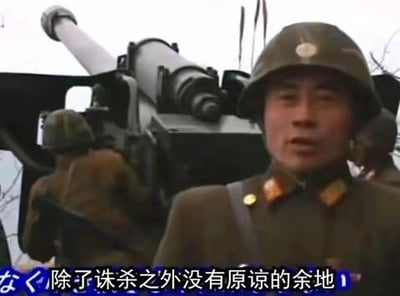 图片为战争题材影视剧中的场景截图，前景是一名穿着深绿色军装、佩戴军帽的士兵，表情严肃地正视前方，军装上有明显的领章。背景中可见一门大型火炮，另有其他士兵正在操作火炮，整体场景充满紧张的军事氛围。图片底部有白色字幕：“除了诛杀之外没有原谅的余地”，传递出决绝的情绪。