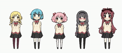 这张横版卡通图展示了日本原创动画《魔法少女小圆》中的五位核心角色，从左至右依次为巴麻美、美树沙耶香、鹿目圆、晓美焰、佐仓杏子。五位角色身着统一的校服风格服饰，双手背在身后并排站立，背景为透明。角色采用Q版卡通风格绘制，各自呈现出不同的表情：巴麻美温和微笑，美树沙耶香略带疑惑，鹿目圆腼腆浅笑，晓美焰平静淡漠，佐仓杏子神情张扬，整体构图清晰整齐，是对原作角色的风格化再创作。