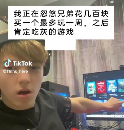 这是一张TikTok短视频的截图，画面中一位戴着耳机的男生身处电竞风格的房间内，他嘴巴微张，表情带着狡黠，伸手指向电脑屏幕上展示的多款游戏。画面上方配有中文文案“我正在忽悠兄弟花几百块买一个最多玩一周，之后肯定吃灰的游戏”，生动还原了和朋友之间互相“坑骗”的搞笑日常，调侃了那些价格不菲但可玩性不足、很快会被玩家弃坑的游戏，充满了朋友间的趣味互动感。