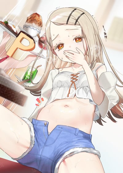 插画中一位金发橙眼的动漫少女正面对大量漂浮的美食感到震惊和为难。她穿着白色系带露脐上衣和蓝色卷边牛仔短裤,右手捂嘴,额头和脸颊渗着汗珠,身体微微后仰。周围漂浮着蛋糕、饮料、冰淇淋等各种美食,右上角有日文文字"ぜいたく無理..."(意为"太奢侈了...")。画面通过夸张的表情和动作表现出少女面对美食诱惑时的复杂心情。