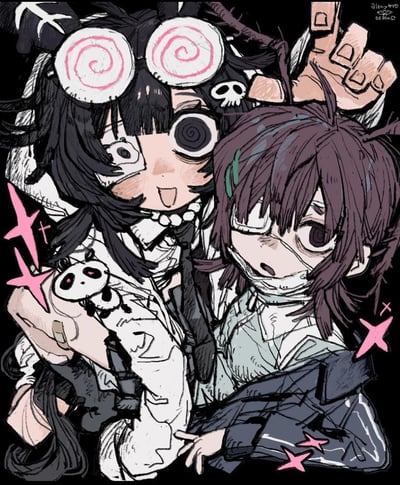这是一幅手绘风格的暗黑系二次元原创插画，画面以黑色为底色，呈现出两个风格独特的少女：左侧是哥特风黑长发女孩，戴着螺旋纹大眼镜，一只眼睛缠着绷带，颈间戴着珍珠链，抱着缠满绷带的熊猫玩偶，兴奋地吐舌比出V字手，表情十分活泼；右侧是棕发绷带少女，脸部缠着半遮脸的绷带，眼神疲惫恍惚，露出惊讶的神情。画面点缀着粉色星星，整体氛围怪诞又充满二次元的可爱感，带有明显的暗黑病娇风格。