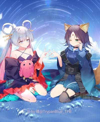 这是一幅竖版二次元原创插画，画面中两位少女跪坐在澄澈的浅海水中，背景是带有同心圆星轨光圈效果的蓝色天空与白云。左侧少女是浅银灰混粉色的长发，头顶扎着双环形发饰，身穿紫色吊带搭配带红色镶边的深色外袍，怀中抱着一只圆滚滚的粉色章鱼玩偶，正伸出手和右侧少女对碰做出比心的姿势，神情温柔恬静。右侧少女是紫色短发，长着狐狸兽耳与尾巴，额头带有红色菱形印记，身穿深蓝色带黑色护带的长款服饰，正单眼眨眼微笑，一只手和左侧完成比心动作，另一只手轻碰眼角，整体氛围轻松治愈，图片底部带有画师的签名标注。