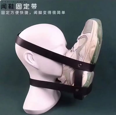 图片展示了一个荒诞搞笑的创意产品——闻鞋固定带。画面中央是一个白色人体模型头，头部被黑色皮带固定着一只白色运动鞋，鞋子正对着模型的口鼻位置。上方配有产品名称“闻鞋固定带”和宣传语“固定方便快捷，闻脚变得很简单”，以一本正经的产品广告形式呈现出极其荒谬的使用场景，制造出强烈的喜剧效果。
