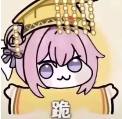 图中是源自韩国手游《胜利女神：妮姬》角色桃乐丝的二创表情包角色Doro。该角色为粉色头发卡通形象，头戴带有珠串装饰的黄色冠冕，双眼呈紫色且眼神呆萌，嘴角略带微笑。角色双手扶着一个黄色卷轴，卷轴中央写有白色“跪”字。Doro以其呆萌外表和模糊情感表达走红，是“结局文学”文化的代表性形象之一，反映当代青年的情感需求和心理状况。