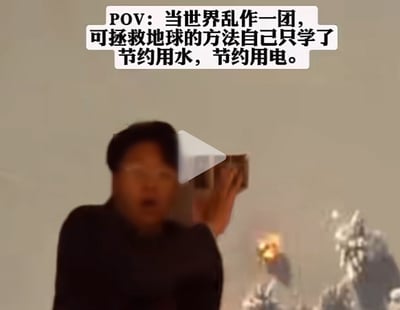 这是一张带配文的视频截图，画面上方配有文字“POV：当世界乱作一团，可拯救地球的方法自己只学了节约用水，节约用电”。画面主体是一名戴眼镜的男性，表情错愕，举着类似书本的物品，背景是疑似发生灾害的混乱场景，画面中间还有视频播放按钮标识。整张图通过夸张的情境反差，自嘲式地表达了普通人面对大环境动荡时，自知能做的事微不足道的无力心态。