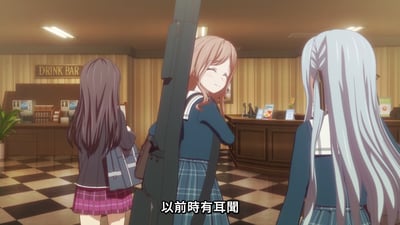 动漫《MyGO!》中的场景，三位穿着校服的少女站在一家名为'DRINK BAR'的酒吧内。画面中央的粉发少女面带微笑，背着黑色吉他包侧身回望，左侧是深棕色长发少女，右侧是银白色长发少女，两人均面向吧台方向。酒吧内部有木质柜台、饮料机和绿植，地面为黑白格子地砖，整体氛围温馨日常。画面底部显示中文字幕'以前時有耳聞'。