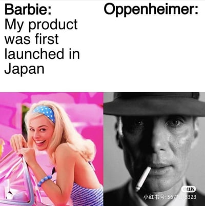 这是基于2023年暑期档《芭比》与《奥本海默》同期上映形成的「Barbenheimer」文化衍生的地狱笑话梗图。图中左侧是电影《芭比》里的芭比角色，配文「My product was first launched in Japan（我的产品首次在日本推出）」，角色笑容灿烂，背景是标志性的芭比粉；右侧是电影《奥本海默》里的奥本海默角色，没有配文，表情凝重阴郁，画面为黑白色调。

这个梗的核心是双关地狱笑话：芭比的「product」是芭比娃娃，而奥本海默对应的「product」是原子弹，原子弹首次实战投放就是在日本，两者的轻松与沉重形成强烈反差，用历史事件玩梗，讽刺感拉满。
