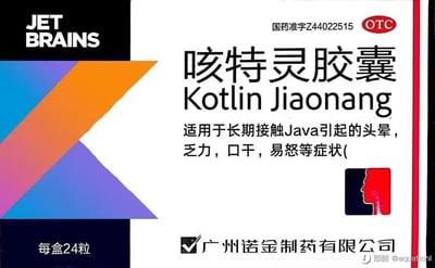 这是一张程序员圈的趣味整活梗图，模仿广州诺金制药的咳特灵胶囊药品包装进行二次创作，将JetBrains旗下的Kotlin语言包装成“治疗”长期使用Java的程序员的“特效药”。图中玩了谐音梗，将“咳特灵”替换为发音相近的“Kotlin”，并标注“适用于长期接触Java引起的头晕，乏力，口干，易怒等症状”，把编程语言的切换调侃成“治病”，是程序员群体对Java开发日常的趣味吐槽，用幽默的方式表达Kotlin相对于Java的“友好”。