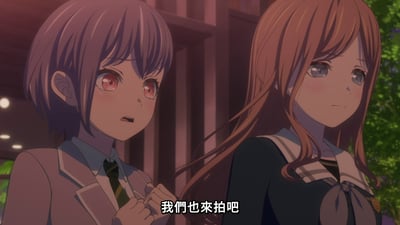 动漫《MyGO!》中的场景，画面中有两位穿着校服的少女。左侧少女有着紫色短发和红色眼睛，表情惊讶，双手交握在胸前。右侧少女有着棕色长发和蓝色眼睛，表情忧郁，静静地站立着。画面底部有文字“我們也來拍吧”。