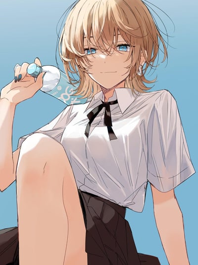 画面呈现了一位浅金色短发、蓝眼睛的二次元少女，她身着白衬衫搭配黑色领结与深色下装的校园制服，侧坐休憩时将一瓶矿泉水搭在肩头，脸上带着温和的浅笑，背景是干净的浅蓝色纯色背景，整体画风清爽治愈，传递出夏日午后的闲适感。