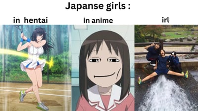 这是一张三格左右对比的拼贴梗图，标题拼写有误为「Japans girls :」（应为Japanese），分别展示三类媒介中的日本女生形象：左栏是里番（hentai）中的性感美少女，身着紧身网球服，挥拍时带有夸张的特效，身材和场景充满戏剧化夸张；中间栏是日常动画《阿滋漫画大王》里的春日步（大阪），以魔性面瘫的诡异笑脸呈现，是动画的经典搞笑表情；右栏是现实（irl）中的日本女生，三人在户外搞怪，中间女生劈叉的姿势与下方水流形成视觉错位，制造出荒诞的恶搞效果。整图通过强烈的形象反差，调侃ACG创作与现实中女性形象的巨大差异，充满搞笑吐槽的氛围。