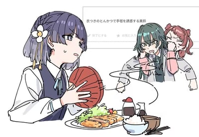 这是一幅二次元同人漫画，画面左侧是紫发、别着白色花朵发饰的三峰结华，她面露无奈，额角挂着汗珠，双手捧着一个红色日式手毬，面前的餐桌上摆着一份丰盛的炸猪排套餐，包含切好的炸猪排、生菜配菜、一碗白米饭、味增汤，还有酱油和调味瓶。画面右侧的市川美铃（绿发）被炸猪排的香味深深吸引，双眼发直、嘴角流着口水，身体前倾呈现出被勾走魂魄的姿态；旁边的有栖川夏叶（红发）则皱紧眉头、捂着鼻子，露出嫌弃难受的表情，似乎被浓郁的食物气味熏到。上方的日文文本翻译为“用带面衣的炸猪排诱惑手毬的美铃”，这里的“手毬”是三峰结华的昵称，“带面衣的炸猪排”是画面中的美食，形成了角色名与美食的趣味关联，没有双关或谐音梗。