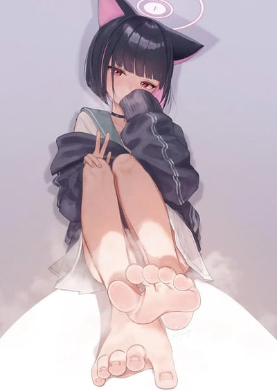 这是一幅二次元同人插画，描绘了手游《蔚蓝档案》中的角色杏山和纱：她有着黑粉挑染的齐耳短发，搭配猫耳造型，头顶悬浮着带有数字“1”的淡粉色光环。少女蜷缩着身体坐在柔软的平面上，用宽大的外套袖子半掩住脸颊，露出泛红的双眼，神情害羞腼腆；一只手从膝盖间伸出比出V字手势，赤脚朝向镜头，画风细腻柔和，整体氛围软萌治愈。