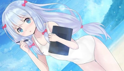 图中是ACGN作品《埃罗芒阿老师》中的角色和泉纱雾，她身处明亮的海边场景，身着白色连体泳衣，银灰色长发用多个粉色蝴蝶结扎起，脸颊带着红晕，手持数位板和绘图笔，身体前倾，看起来略带害羞，似乎正准备进行绘图创作。