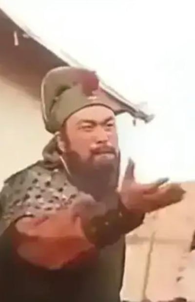 这是一张改编自1994版《三国演义》关羽剧照的表情包，图中由陆树铭饰演的关羽做出双手摊开的动作，面部带着疑惑、不解的神态，被网友用来表达对某事感到困惑、无奈、无法理解的情绪，常被用于社交聊天场景传递这类心情，图中没有双关、谐音梗或暗示内容。