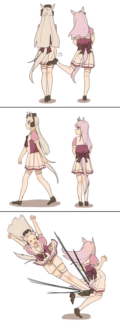 这是一组三格竖版连环漫画，是《赛马娘》的同人整活内容：
1. 第一格：粉发的目白麦昆偷偷抬起脚，踢向白发黄金船的长尾巴，试图搞小恶作剧；
2. 第二格：黄金船毫无察觉地继续往前走，麦昆在身后偷笑，以为整蛊即将成功；
3. 第三格：黄金船的马尾巴突然发力，像真正的马尾巴一样挥打，直接把麦昆踹飞，黄金船反而兴奋地张开手脚，完全没意识到发生了什么。

这个梗利用了赛马娘的设定——角色们拥有具备马类力量的真实马尾巴，整蛊者反被教训，充满反差感，十分搞笑。