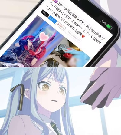 这是一张上下拼接的二次创作图：上图是手机屏幕显示的恶意伪造内容，将《BanG Dream! It's MyGO!!!!!》中的角色长崎爽世（艺名Layer）的形象，配上露骨低俗的日文标题，还有打码的不雅图片，伪造出该角色参与低俗内容的假象；下图是原作动画里的长崎爽世，她露出震惊、难以置信的表情，似乎刚看到这张恶意造谣的内容。
图中的日文标题包含大量色情暗示，属于恶意抹黑角色的虚假内容，无谐音或双关梗，纯粹是恶意造谣类创作。