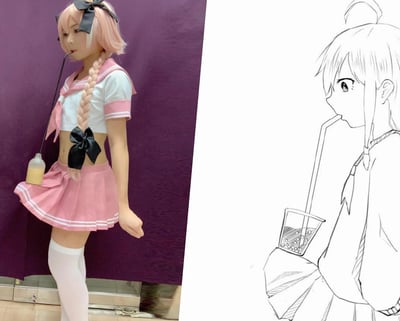 这是一张左右拼接的对比图，左侧是真人cosplay《Fate》系列中的阿斯托尔福，身着粉白配色的水手服，搭配白色过膝袜，用一根超长吸管叼着挂在身侧的饮料瓶；右侧是手绘的线稿图，模仿左侧cos的姿势，用长吸管饮用装有类似珍珠的饮品，整体是二次元爱好者的趣味还原创作，风格轻松有趣。