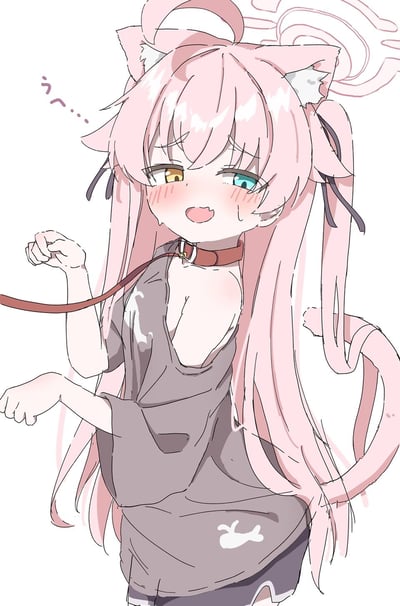 这是一张《蔚蓝档案》角色小鸟游星野的猫娘化同人插画，角色有着粉色长发、猫耳猫尾和异色瞳，脖子佩戴着带有牵引绳的项圈，身穿宽松的露背上衣。她脸上布满红晕，挂着汗珠，表情既害羞又窘迫，双手做出猫爪的姿势，旁边还有日文拟声词“ぅ～…”，整体画风软萌可爱，充满了羞涩的少女氛围。