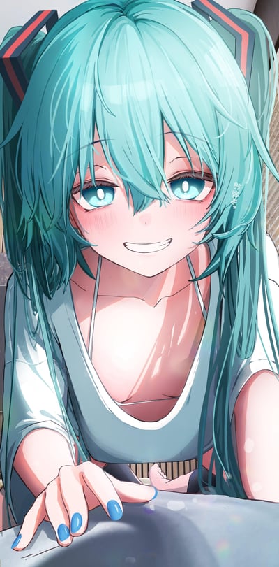 这是一幅虚拟歌手初音未来的同人原创插画，画面中的初音未来有着标志性的薄荷绿双马尾，蓝绿色的大眼睛明亮有神，脸颊带着淡淡的红晕，咧嘴露出元气满满的笑容，双手搭在台面上，身体前倾，姿态亲昵又治愈。她身着简约的白色吊带，外搭一件宽松的白色上衣，指甲涂着与发色呼应的蓝绿色。画面右侧的日文文字「おはよっ」意为‘早上好’，整体氛围温馨柔软，仿佛在向观者送上清晨的第一声可爱问候，非常适合用作早安配图或手机壁纸。