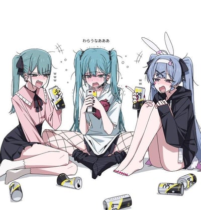这是一幅ACG同人插画，描绘了三个不同造型的初音未来坐在一起聚会醉酒的场景：中间的初音未来脸颊泛红，双手握着手机，上方配文“わらうなあああ”（别笑了啊啊啊），看起来又羞又急；左侧的初音衍生造型穿着粉上衣黑短裙，盘腿坐着举着酒罐，旁边的“wwww”是日语网络环境里的笑声拟声词，她正开怀大笑；右侧的蓝发兔耳初音衍生造型也举着酒罐，蜷缩双腿笑得十分夸张。地上散落着多个空酒罐，整体画面呈现出好友聚会醉酒后失态又充满欢乐的氛围，没有双关、谐音梗或暗示内容。