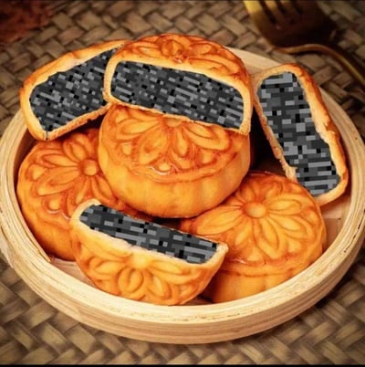 图中展示了一竹制容器里堆叠的传统花纹月饼，其中几块被切开，内部的馅料被替换成了类似游戏《我的世界》里的像素方块图案，制造出一种奇葩“黑暗料理”的搞笑效果，是网友用来调侃奇葩月饼馅的玩梗P图，风格诙谐有趣。
