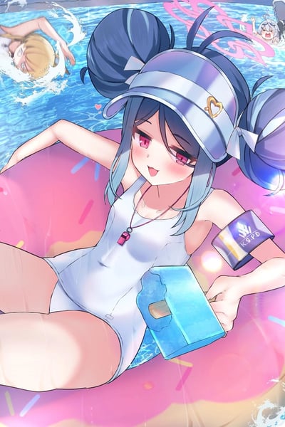 一张动漫风格的插画，描绘了一位蓝发双马尾少女在泳池中悠闲度假的场景。少女戴着白色遮阳帽，身穿白色连体泳衣，正躺在粉色的泳池浮垫上，右手拿着一块蓝色的冰淇淋。她有着粉色的眼睛和微微泛红的脸颊，嘴角上扬，露出开心的笑容。背景中可以看到其他人物在泳池中游泳嬉戏，水面上有粉色的爱心和波浪图案装饰，整体氛围轻松愉快，充满夏日气息。