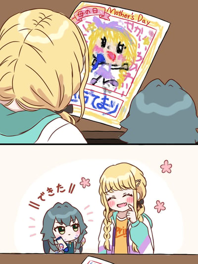 这是一张《BanG Dream! It's MyGO!!!!!》的原创同人连环漫画，分为上下两格：
1. 上格：金发的长崎爽世正看着桌上的母亲节手绘贺卡，贺卡是蜡笔涂鸦风格，画着金发角色，上方写着「母の日 Mother's Day」，旁边的日文意为「你是世界上最可爱的妈妈」。
2. 下格：画面闪回创作场景，蓝发的高松灯脸上沾着颜料，举着蜡笔，一脸得意地喊着「できた!!」（做好啦!!），旁边的长崎爽世笑着，氛围温馨可爱。
整体是充满治愈感的母亲节主题同人内容，没有双关或谐音梗。