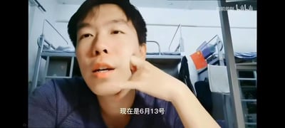 这是B站up主“向前的赵”在宿舍拍摄的日常vlog截图，场景为带有上下铺床位的宿舍空间，up主用手轻触脸颊，正对着镜头说话。画面下方配有字幕“现在是6月13号”，背景中可以看到上下铺床位，还悬挂着一面中国国旗，整体氛围轻松日常，属于个人生活记录内容，没有双关、谐音梗或暗示类内容。