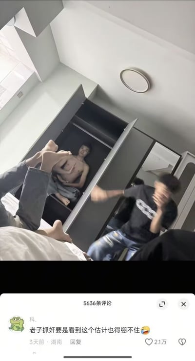 整张图为社交媒体内容截图，上半部分呈现卧室场景：衣柜门被打开，一名未穿上衣的男子平静地坐在衣柜内部，衣柜外站着一名穿黑色T恤的男子动作幅度很大、看起来情绪激动，前景处还有人躺在床上，仅露出穿着牛仔裤的腿脚。下半部分是该内容的热门评论区顶部，有一条获赞2.1万的评论调侃“老子抓奸要是看到这个估计也得绷不住”，制造了原本以为是抓出轨现场、结果衣柜里躲的是同性的反差搞笑效果。