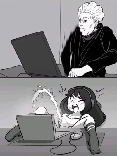 这是一张上下分栏的黑白连环卡通漫画，上半部分呈现一位裹着白色毛巾、身着黑色衣服的人物，正凑近电脑屏幕，表情带着好奇的窥探感，似乎在远程查看他人的屏幕；下半部分则是一位黑发女生，正面对电脑时突然受到惊吓，口中的饮料猛地喷溅出来，面部表情惊恐又慌乱。图中用夸张的画面效果，调侃了远程办公或使用电脑时被他人突然远程窥探屏幕的社死又尴尬的瞬间，充满搞笑氛围。