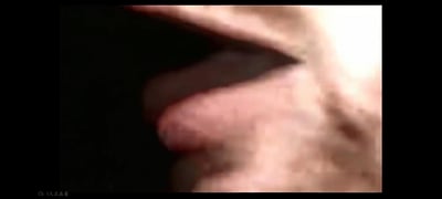 这是一张视频截图，呈现了人类眼部的局部特写画面，整体画质较为模糊，仅能辨识出眼部的轮廓与部分眼周皮肤，图中没有任何文字信息，也不存在双关、谐音梗或暗示类内容。