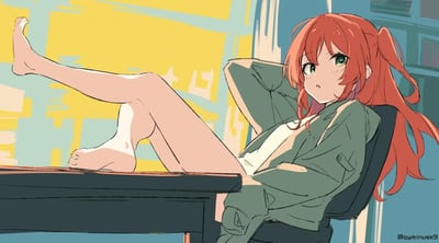 插画中一位红发少女正以十分放松的姿态靠坐在椅子上，她将双腿抬起架在前方的桌子上，穿着一件绿色的外套和白色内搭。少女有着明亮的绿色眼眸，头发自然垂落，表情带着一丝慵懒和惬意。背景采用了明快的黄色和蓝色抽象图案，营造出轻松舒适的氛围。