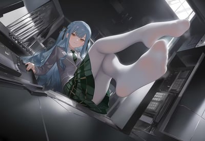 图中展示了一位蓝发JK少女，她有着明亮的黄色眼眸和俏皮的表情，正坐在充满未来感的机械装置中。少女穿着灰色西装外套、绿色格裙和白色过膝袜，一只手搭在控制面板上，另一只手支撑着身体，双腿抬起搭在前方的机械结构上，展现出自信又带点小调皮的姿态。背景是充满金属质感的工业风环境，光线从上方窗户射入，给整个画面增添了层次感和立体感。