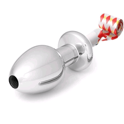 图片展示了一个银色金属材质的派对礼炮，主体呈流线型子弹状设计，表面光滑反光。礼炮底部连接着一卷彩色条纹彩带，以红色和黄色三角形图案为主。整个物品放置在纯白色背景上，突出展示了其金属质感和装饰功能。这是典型的派对庆典用品，用于节日或庆祝场合释放彩带。