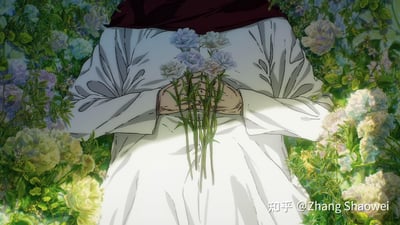 画面呈现了动画《进击的巨人》中的角色艾伦·耶格尔，他身着浅灰色长袍，双手背在身后紧握着几枝淡紫色花束，整个人被色彩丰富、长势繁茂的花海完全环绕。柔和的光影与清新的花田色调，让这个场景既静谧治愈，又带着故事后期特有的怅然感。