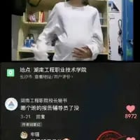 这是一张抖音平台的竖屏社交媒体截图，画面上方是一位身着白色上衣的女生，双手放在腹部摆出类似怀孕的姿势；下方是发布的文字内容：“湖南工程职院院长秘书 赢了的把我辅导员杀了没”，定位显示为湖南工程职业技术学院，该内容收获了8972个点赞。这是学生用夸张、戏谑的方式吐槽辅导员，通过离谱的表述和姿势制造搞笑效果，用来宣泄对辅导员的不满情绪。