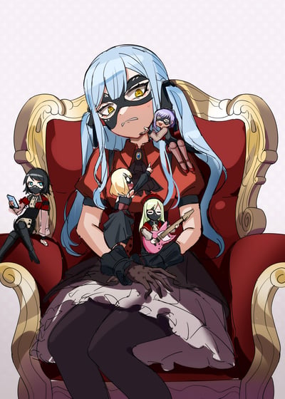 图中是BanG Dream!旗下地下乐队Ave Mujica的队长长崎爽世，她坐在红金配色的华丽沙发上，脸上带着烦躁又无奈的表情，额角挂着汗珠，被四名缩小版的乐队成员围着：紫发的椎名立希趴在她肩膀上搞怪，金发的八幡海铃在她胸口处闹腾，绿发的若叶睦抱着粉色电吉他坐在她腿上弹奏，黑发的三角初华则在沙发扶手上悠闲玩手机。整幅图通过大小反差的设定，呈现出队长被队员们吵闹折腾的趣味日常，充满反差萌感。