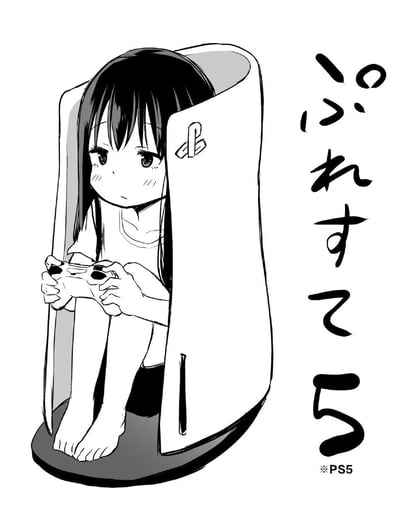 这是一张黑白二次元插画，画面中一名二次元少女蜷缩在索尼PlayStation5（PS5）的主机造型空间内，双手握着PS5的DualSense手柄专注地玩游戏。画面右侧标注着日文「ぷれすてら5」，这是PlayStation5的日语谐音写法，下方还有「※PS5」的标注，明确玩了主机名称的谐音梗，将冰冷的游戏主机和宅系少女结合，打造出可爱又充满脑洞的趣味场景。